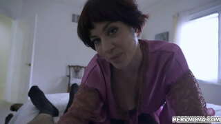 Horny mamma Jessica Ryan neem in haar stiefseun te suig sy jong piel