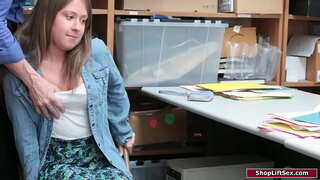 فتاة سمراء هو القبض على السرقة و الضابط يعاقب عليها.كان يتلمس لها صغيرة الثدي و يهيمن عليها أن يعطيه bj.ثم الانفجارات فرجها