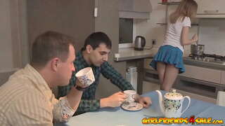 Napaljena petit teen rogonja njen muž