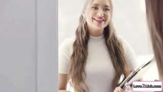 Hochzeitsplaner verführt e puer an masturbéieren Hir Fotzen an iwwerzeegt em eng 3some.Hatt leckt Blondinen pussy als Hir vollbusigen gf facesits Hir