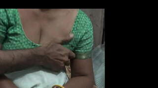 Алхам ээж нь түүний horny хүү хуваалцаж, нэг ор