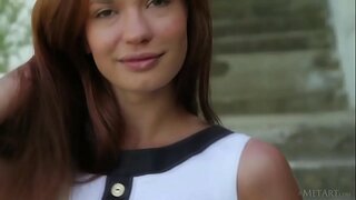 Nádherný Európskej teen Carolizi klame okolo vonkajšie