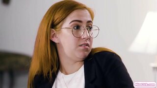 Horúca blondínka a jej busty partner v trestnej činnosti sú plánovanie na ich ďalší veľký cieľ.Zrazu jej probačný úradník príde a skúmať jej partner.Správajú sa ako pár a dokázať, že na dôstojníka.Oni štart, bozkávanie a lízanie každé iné mačička.