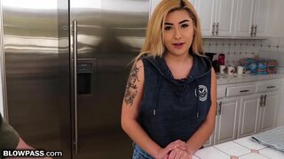 Paghahanap Ng Aking Step-Anak Na Babae Ng Mga Medyas